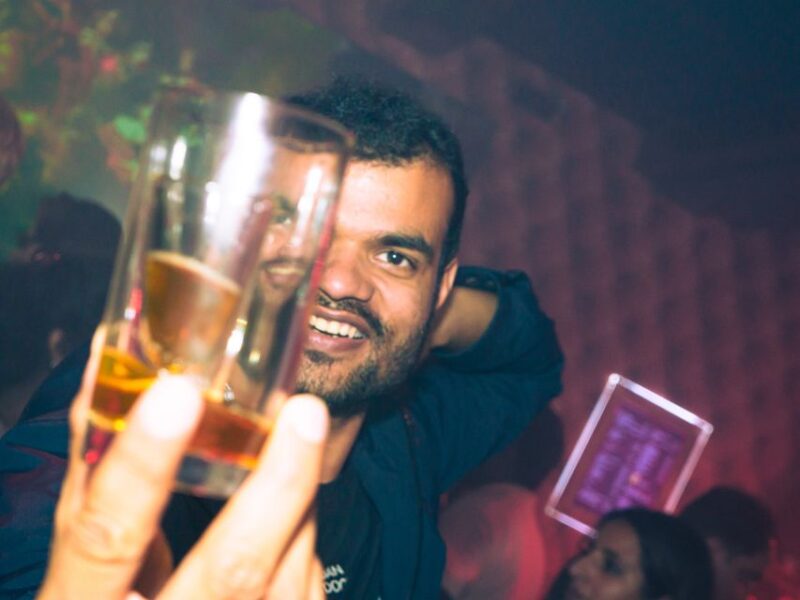 Amsterdam: City Center Bar Crawl and Nightlife Experience - Meeting People from Around the World