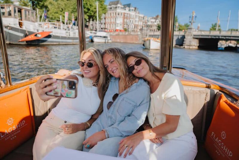 Amsterdam: Classic Saloon Boat Cruise with Cheese & Wine - The Experience in Winter and Special Highlights