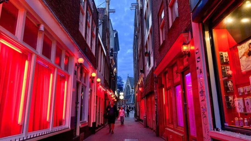Amsterdam: Dam Square and Red Light District Walking Tour - The Red Light District: History and Modern Vibe