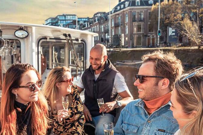 Amsterdam Dinner Cruise With Burger and Drink - The Guides Role and Storytelling Style