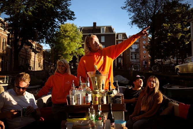 Amsterdam Evening Canal Cruise with Live Guide and Onboard Bar - The Experience of the Onboard Bar and Refreshments