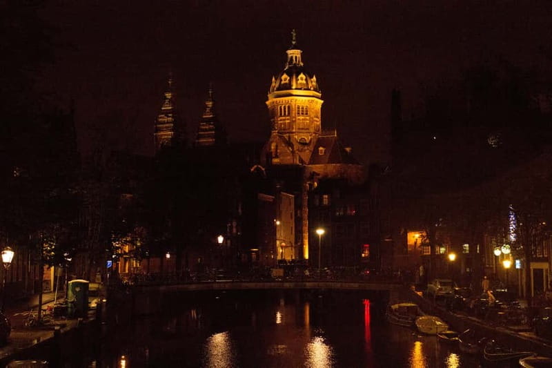 Amsterdam: Evening Cocktail Cruise Along The Canals - The Atmosphere and Onboard Experience