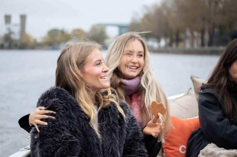 Amsterdam: Evening Lights Cruise incl. Cocktail & Waffle - Key Points