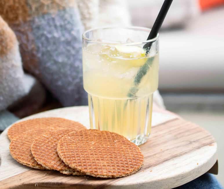 Amsterdam: Evening Lights Cruise incl. Cocktail & Waffle - Cozy, Heated Canal Boat for a Winter Night