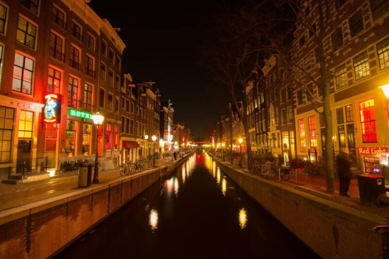Amsterdam: Exclusive Red Light District Tour and Drink - Discovering the Historic Old Town and Chinatown