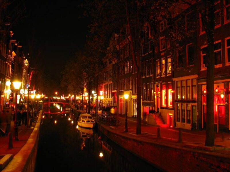 Amsterdam: Exclusive Red Light District Tour and Drink - Price and Value for Money