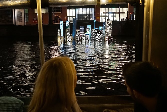 Amsterdam Festival of Lights Cruise by Captain Dave - Drinks and Snacks: Mulled Wine, Hot Chocolate, and Dutch Gingerbread