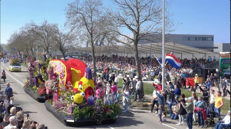 Amsterdam: Flower Parade Grandstand + Keukenhof Gardens Tour - Keukenhof Gardens: A Blooming Wonderland