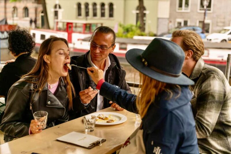 Amsterdam: Food Tour with Drinks by Spui, Canals and Jordaan - Exploring the Canals with Food Tasting