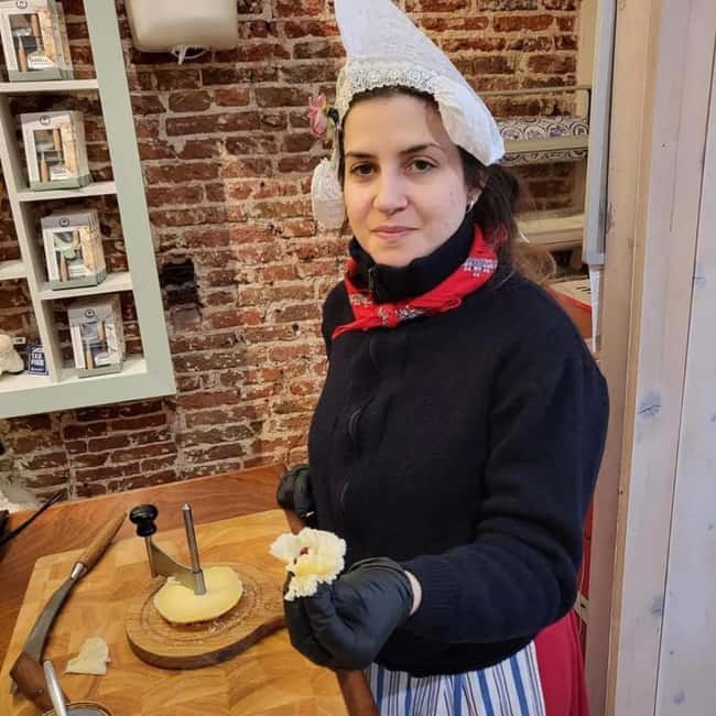 Amsterdam: Food Walking Tour - Visiting The Schreierstoren Tower and Local Snacks