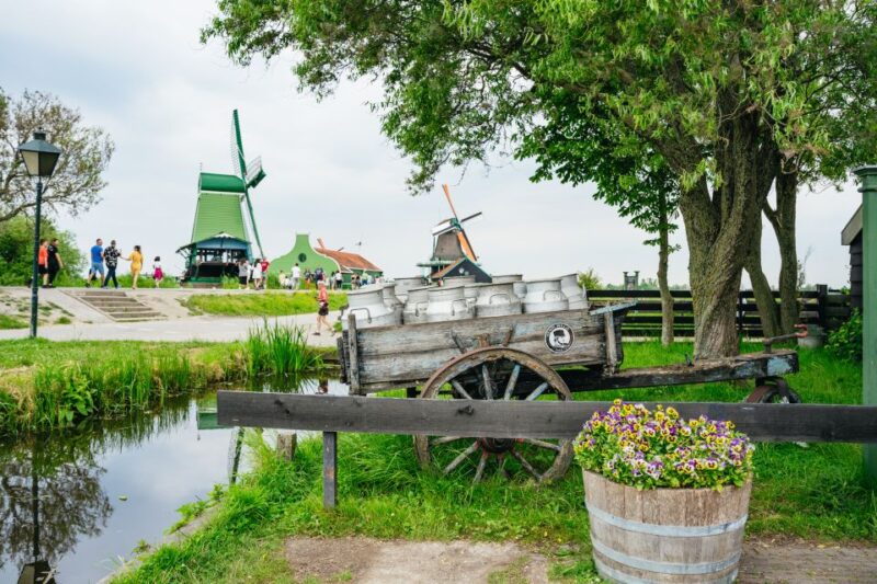 Amsterdam: Giethoorn, Volendam, and Zaanse Schans Tour - Pacing and Physical Considerations