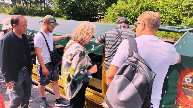 Amsterdam: Giethoorn & Zaanse Schans Small Group Day Trip - Visit to Zaanse Schans Windmills and Traditional Crafts