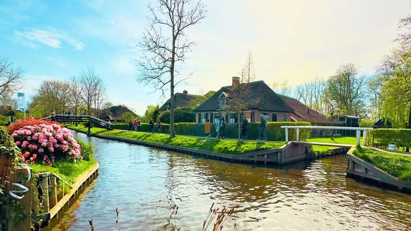 Amsterdam: Giethoorn & Zaanse Schans Small Group Day Trip - The Enchanting Village of Giethoorn and Canal Cruise