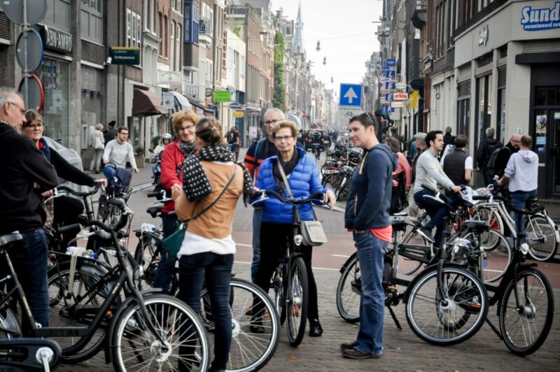 Amsterdam: Guided City Bike Tour in French - Practical Details and Group Experience