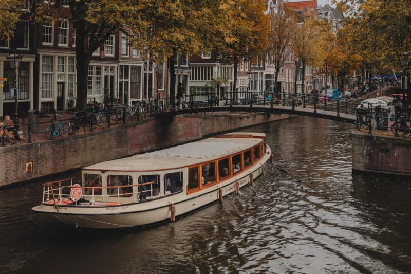Amsterdam: Heated Canal Cruise with Unlimited Drinks & Bite - The Guide’s Role in Creating a Memorable Cruise