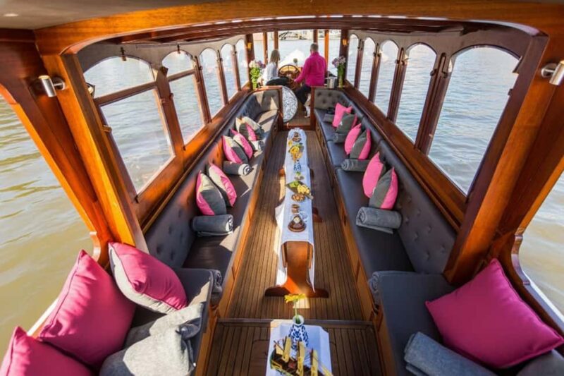 Amsterdam: Heated Cruise with Local Guide & Optional Drinks - Cozy Seating and Stunning Canal Views in a Small Group Setting