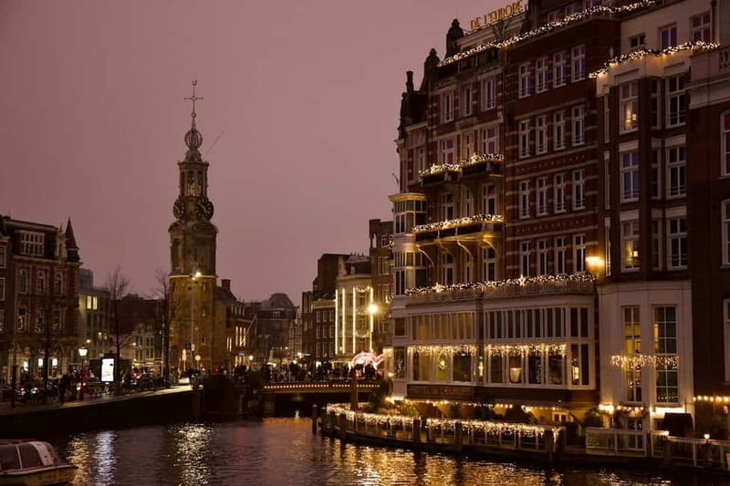Amsterdam: Iconic Canals & Historic Sights Walking Tour - The Peaceful Begijnhof: A Hidden Oasis