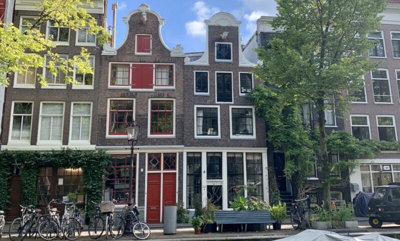 Amsterdam: Inner City Bike Tour German or English (Private) - Discover the Historic Nieuwmarkt Square and Its Surroundings