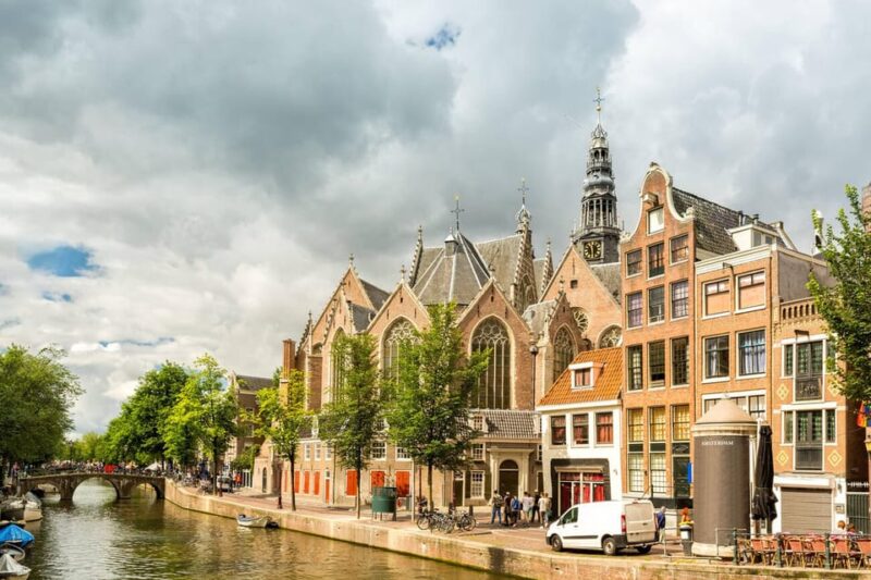 Amsterdam: Introduction walking tour - A Walk Through the Red Light Districts Atmosphere and History