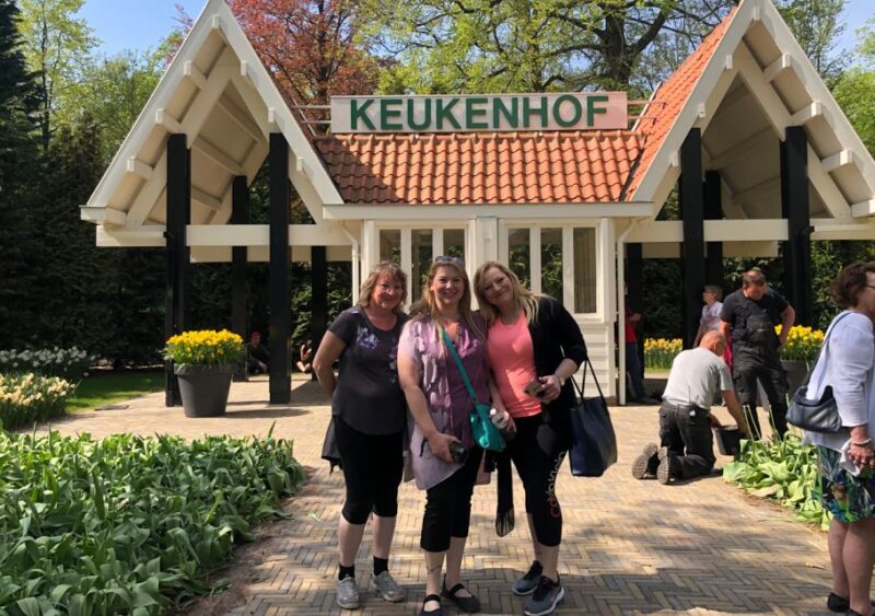 Amsterdam: Keukenhof Tulip Garden and Giethoorn Experience - Discovering Giethoorn: The Village of Canals