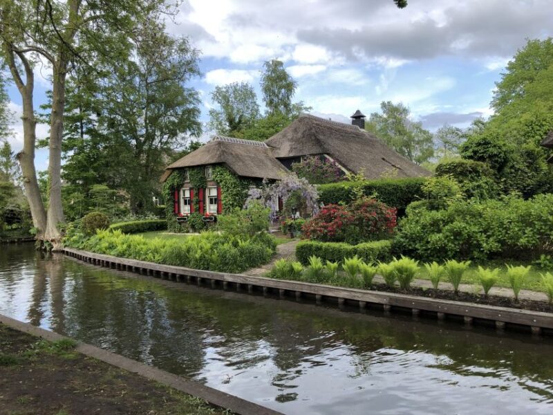 Amsterdam: Keukenhof Tulip Garden and Giethoorn Experience - The Tour Guide Experience and Group Size
