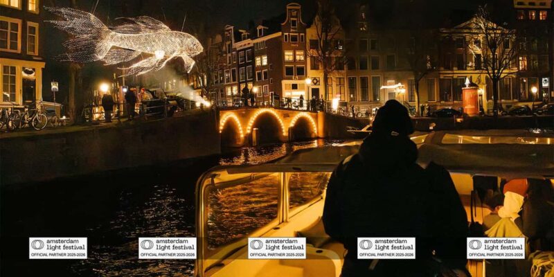 Amsterdam: Light Festival Boat+Unlimit.Drinks & Snack Option - The Guides and Their Engaging Commentary