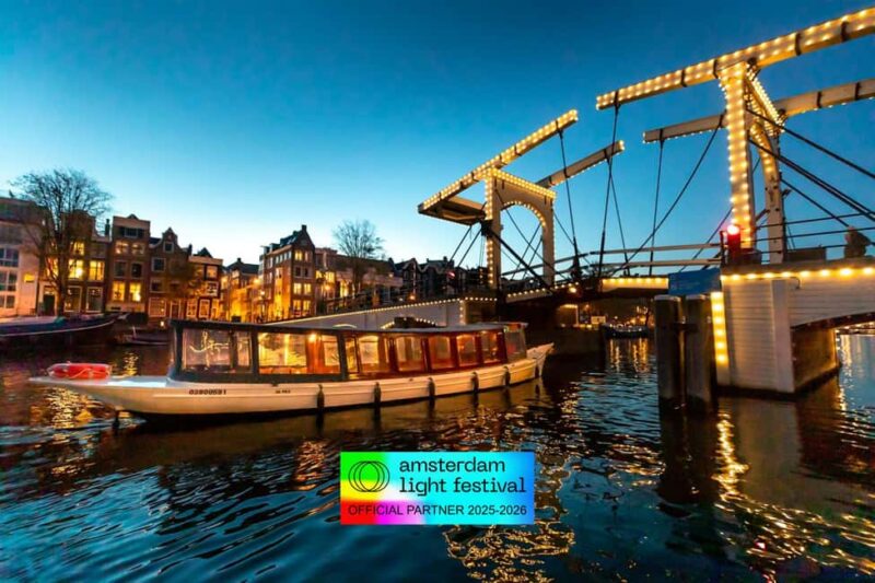 Amsterdam: Light Festival Cruise + Stroopwafel & Hot Choco - The Start at Prins Hendrikkade or Zwanenburgwal