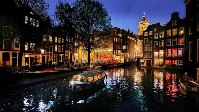 Amsterdam: Light Festival Cruise with Hot Snacks & Drinks - Tasting Hot Snacks and Drinks on a Luxury Boat