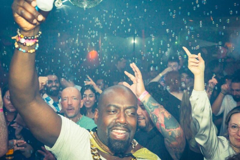 Amsterdam: New Year's Eve Pub Crawl with Optional Club Entry - Optional club entry for dancing into the early hours