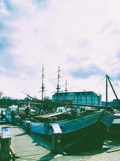 Amsterdam: Off the Beaten Path Bike Tour in French - The Guide: Knowledgeable and Approachable