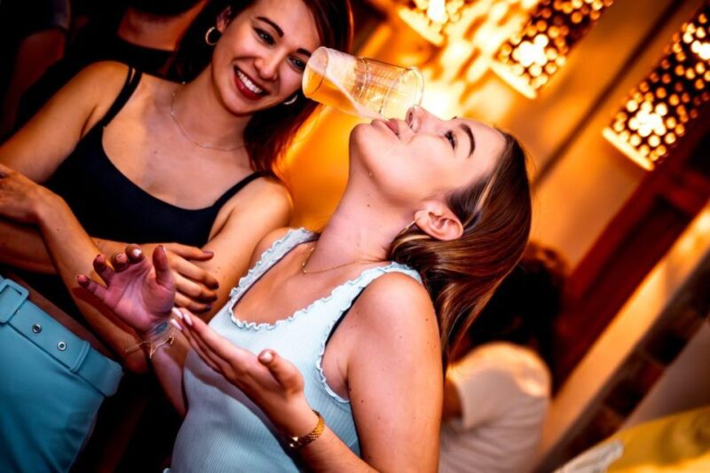 Amsterdam: Original Pub Crawl Party with VIP Entrance - The Role of Guides and Their Impact