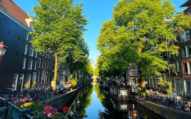 Amsterdam Pre-Loved Clothes Shopping Tour, private guide - Exploring Haarlemmerbuurt: Amsterdam’s Trendy Shopping District