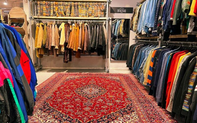 Amsterdam Pre-Loved Clothes Shopping Tour, private guide - Finishing the Tour at Eenhoornsluis: A Stylish Farewell