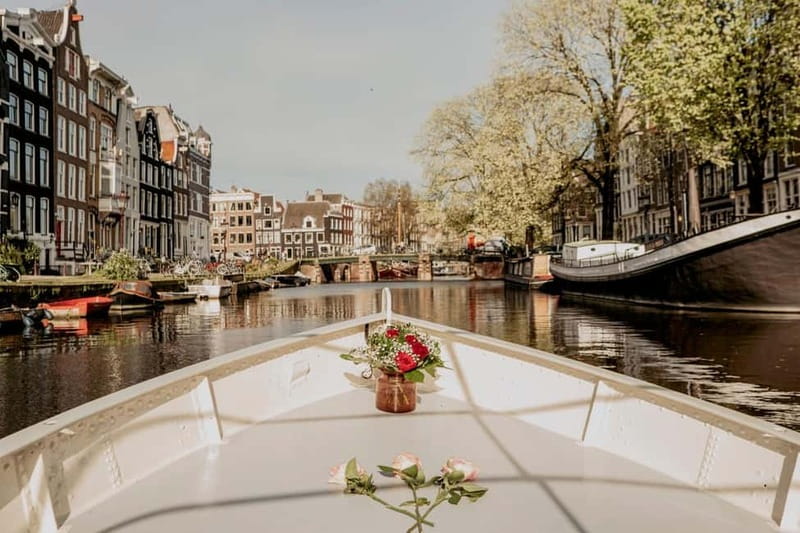 Amsterdam: Private Canal Cruise with snacks and drinks - The Experience of the Fully Electric Boat with Comfort Features