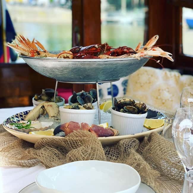 Amsterdam: Private Dinner Cruise with Guide and Wine - Key Points