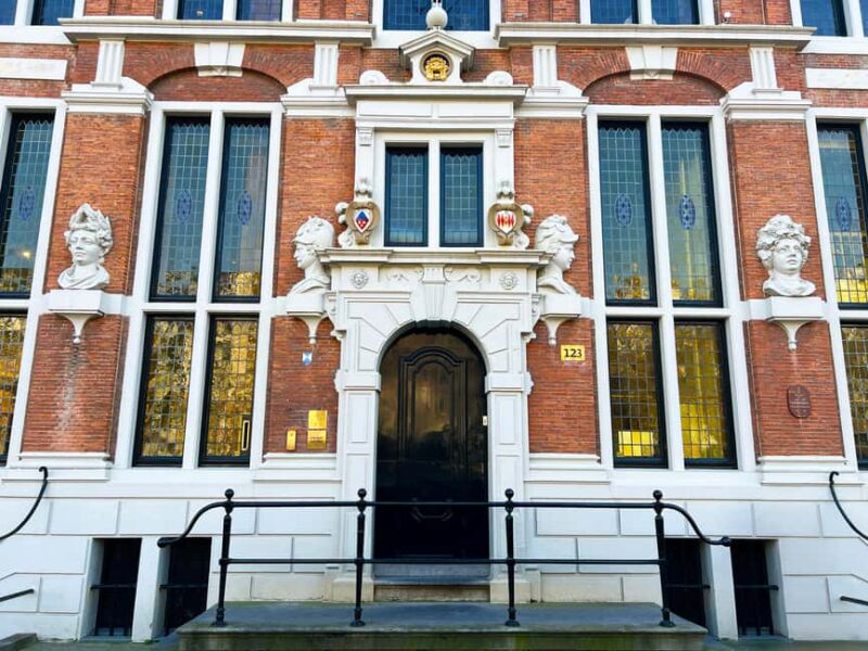 Amsterdam: Private Golden Age Architecture Walking Tour - Guide Expertise and Visitor Experience