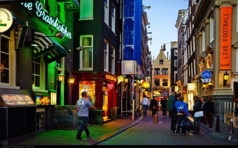 Amsterdam: Private Red Light District and Food Tour - Exploring the Red Light District and Surroundings
