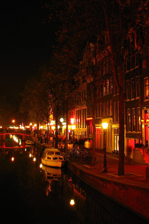 Amsterdam: Private Red Light District Tour in Spanish - Key Points