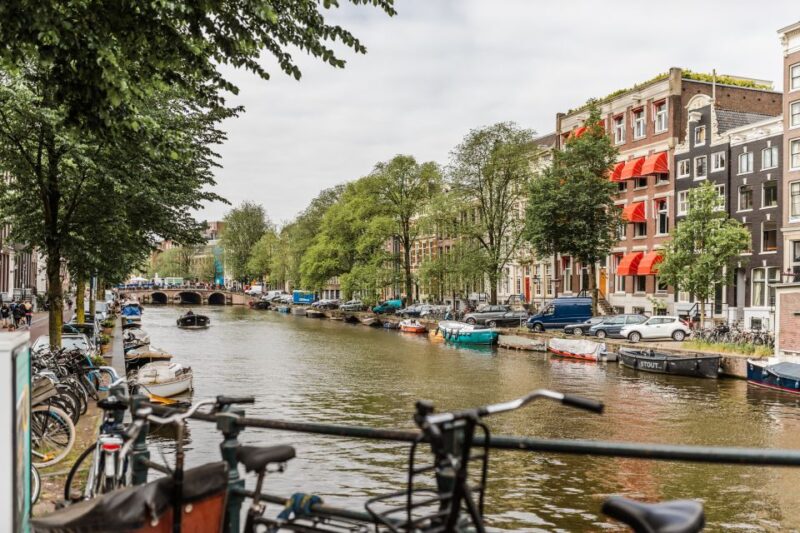 Amsterdam: Private Walking Tour of Jordaan & De 9 Straatjes - The Personalized Approach of the Tour Guides