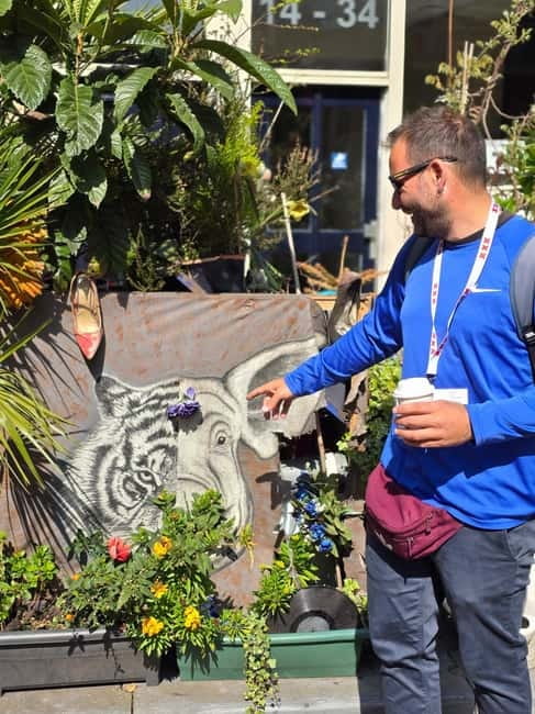 Amsterdam: Private walking tour with Coffee & Anne Frank VR - Insight into Dutch Water Management and Architecture