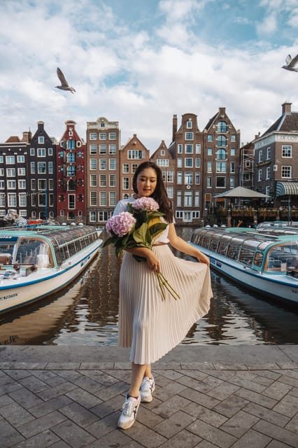 Amsterdam: Professional Photoshoot at the Canals - Iconic Scenes on Damrak and Central Station