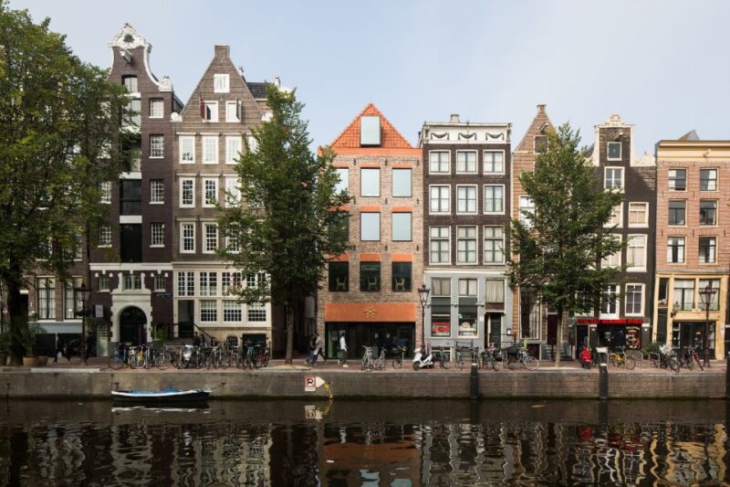 Amsterdam: Red Light District 1-hour Smartphone Audio Tour - Insights into the Neighborhood’s Most Famous Attractions