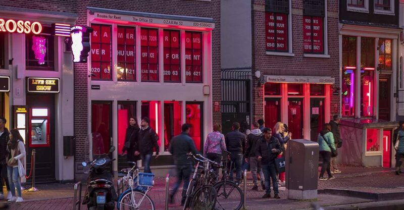 Amsterdam Red Light District and Old Town Walking Tour - Discovering the Historic Buildings in the Red Light District