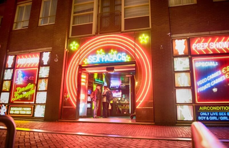 Amsterdam: Red Light District Exclusive Night Tour - Exploring the Old Town and Historic Landmarks
