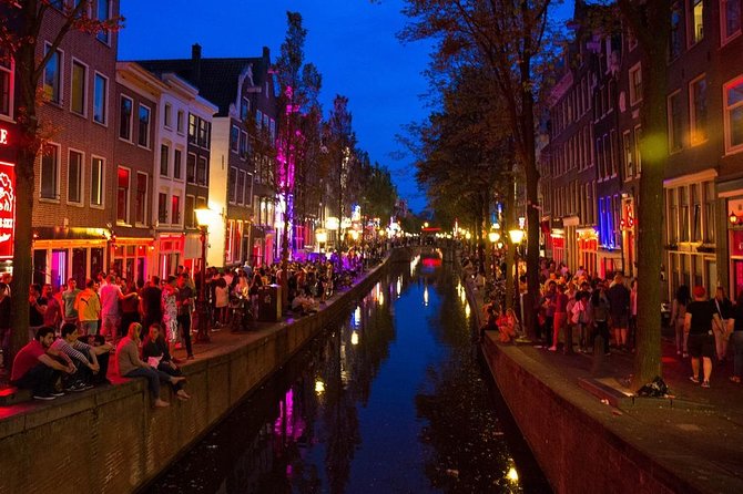 Amsterdam Red Light District group tour - The Guide’s Approach and Visitor Experience