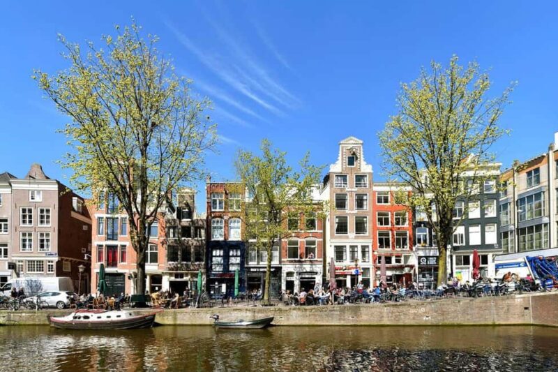 Amsterdam: Red Light District Tour in English or German - The Role of the Guide: Knowledge, Approachability, and Stories