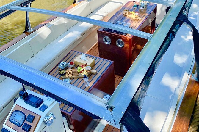 Amsterdam Small-Group Canal Cruise Including Snacks and Drinks - The Open Bar: Drinks to Complement the Journey