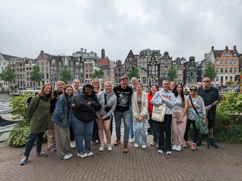 Amsterdam: small group tour: History, humor & hidden gems - Discovering Burgwallen Oude Zijde and the VOC