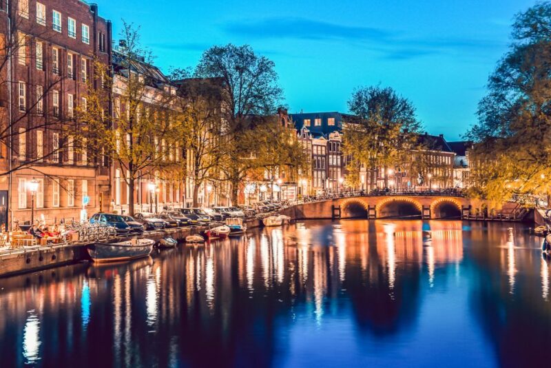 Amsterdam: Smoke and Lounge City Boat Cruise - Suitable for Casual Groups and Couples