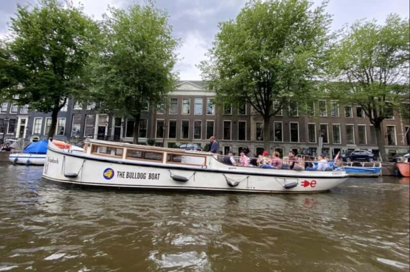 Amsterdam: The Bulldog Boat Smoke-Friendly Cruise & 2 Drinks - The Unique Setting of the Bulldog Boat Cruise